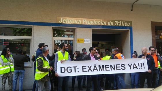 Profesores de autoescuelas zamoranas frente a la Jefatura Provincial de Tráfico