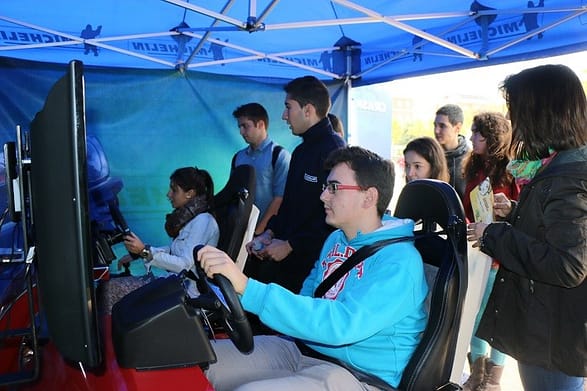 Michelin ha desarrollado un simulador de conducción Mini que permite a los jóvenes descubrir la importancia de los neumáticos, su mantenimiento y su presión de inflado en el comportamiento del vehí­culo, así­ como la importancia de adaptar la velocidad a las condiciones de la circulación.
